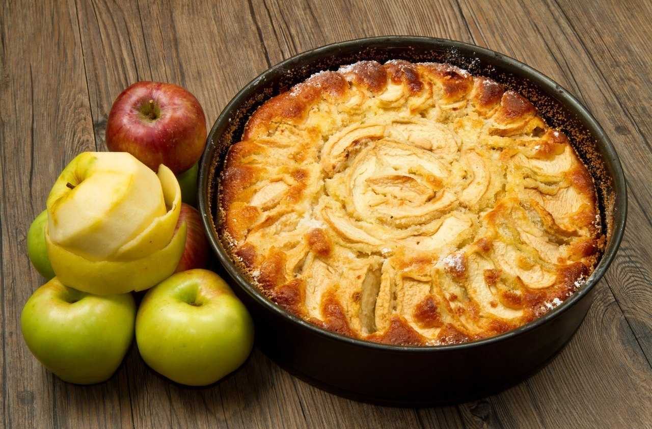 Простой рецепт вкусного яблочного пирога на творожном тесте в духовке