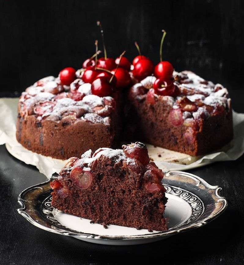 Шоколадный торт с вишней: рецепт со сметанным кремом, творожным, кремом-чиз и другими
