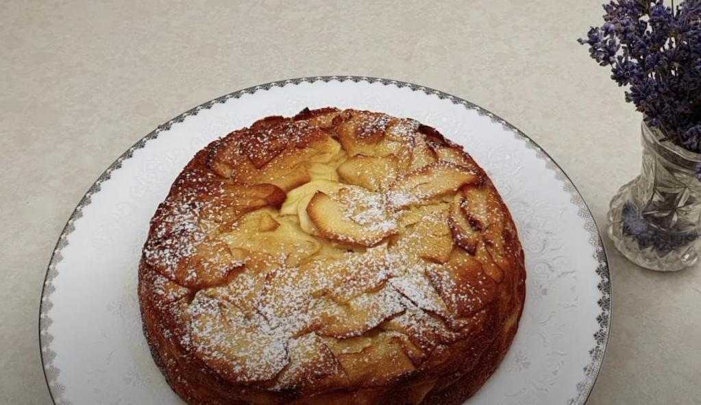 Слоеный пирог с яблоками из готового теста: 5 рецептов