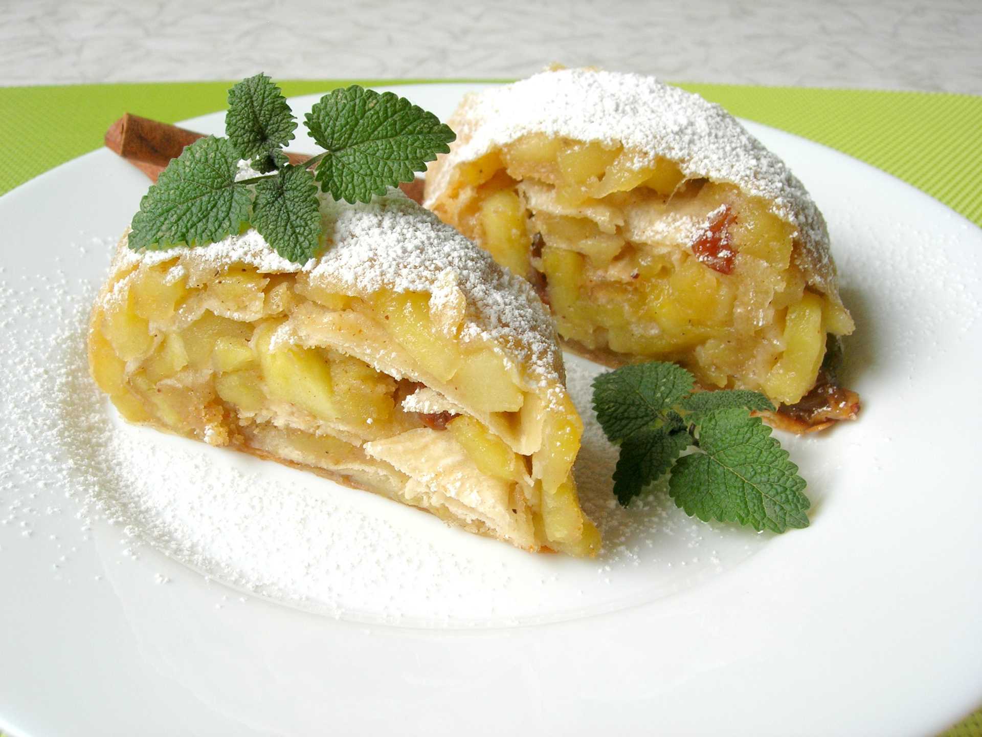 Штрудель с яблоками из слоеного теста: пошаговый рецепт с фото