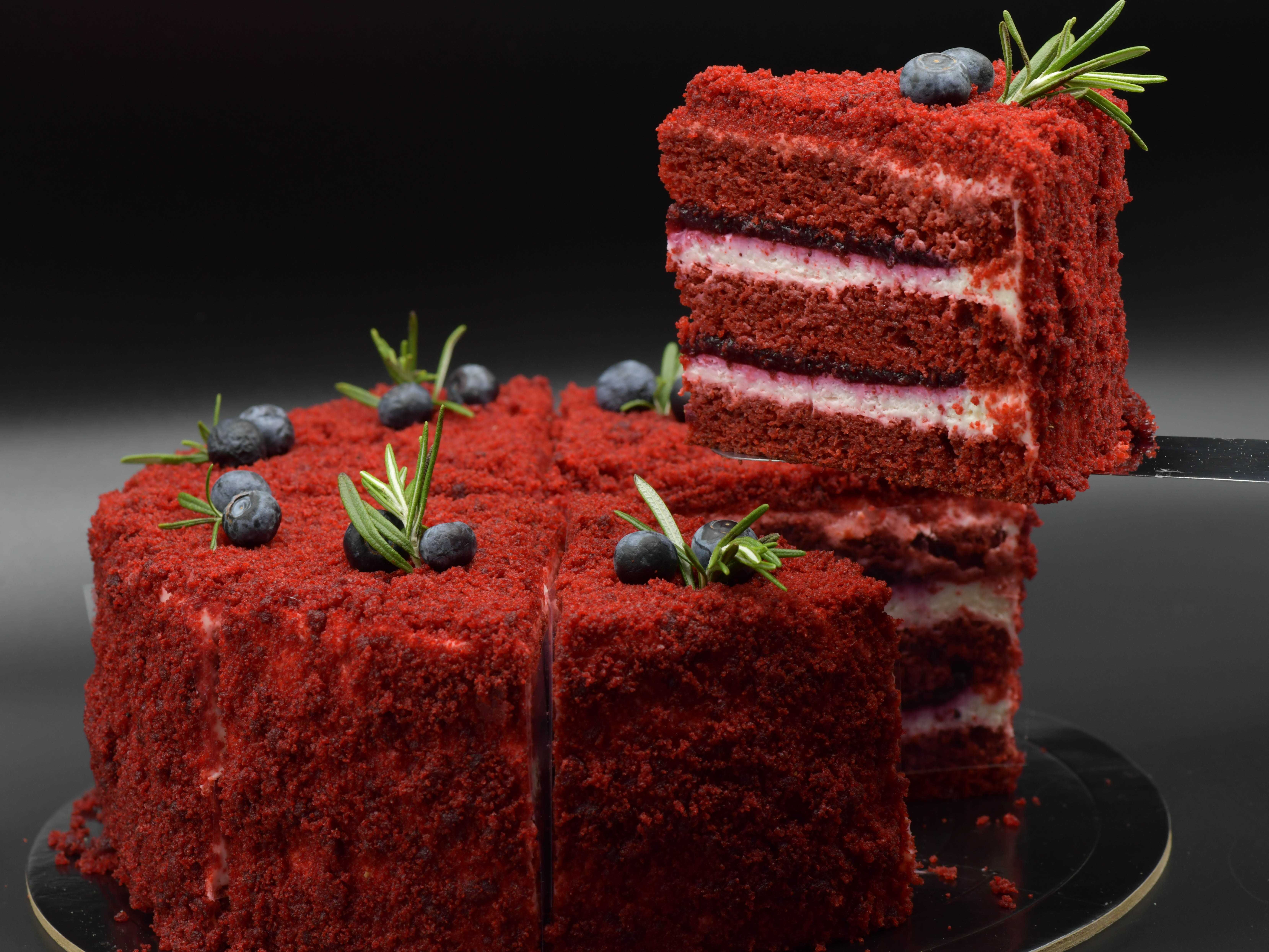 Торт Красный бархат - это удивительное сочетание сочных и бархатистых коржей с нежным и гладким сливочным кремом