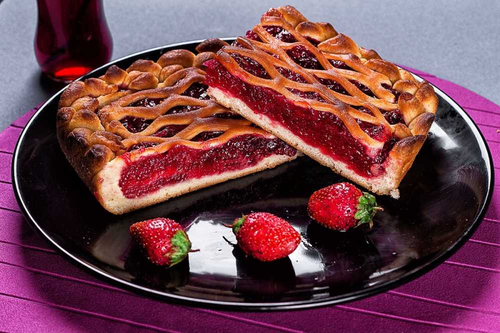 Творожный пирог с клубникой в духовке – 9 самых вкусных и простых рецептов