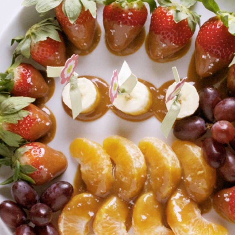 Карамелизация яблок. Фрукты в карамели. Карамелизированые фрукт. Десерт с карамелизованными фруктами. Фрукты и ягоды в карамели.