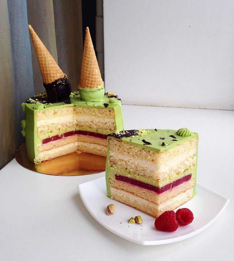 Фисташковый торт со шпинатным бисквитом и клубникой