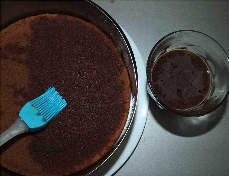Украшаем и пропитываем бисквитный торт: простые рецепты