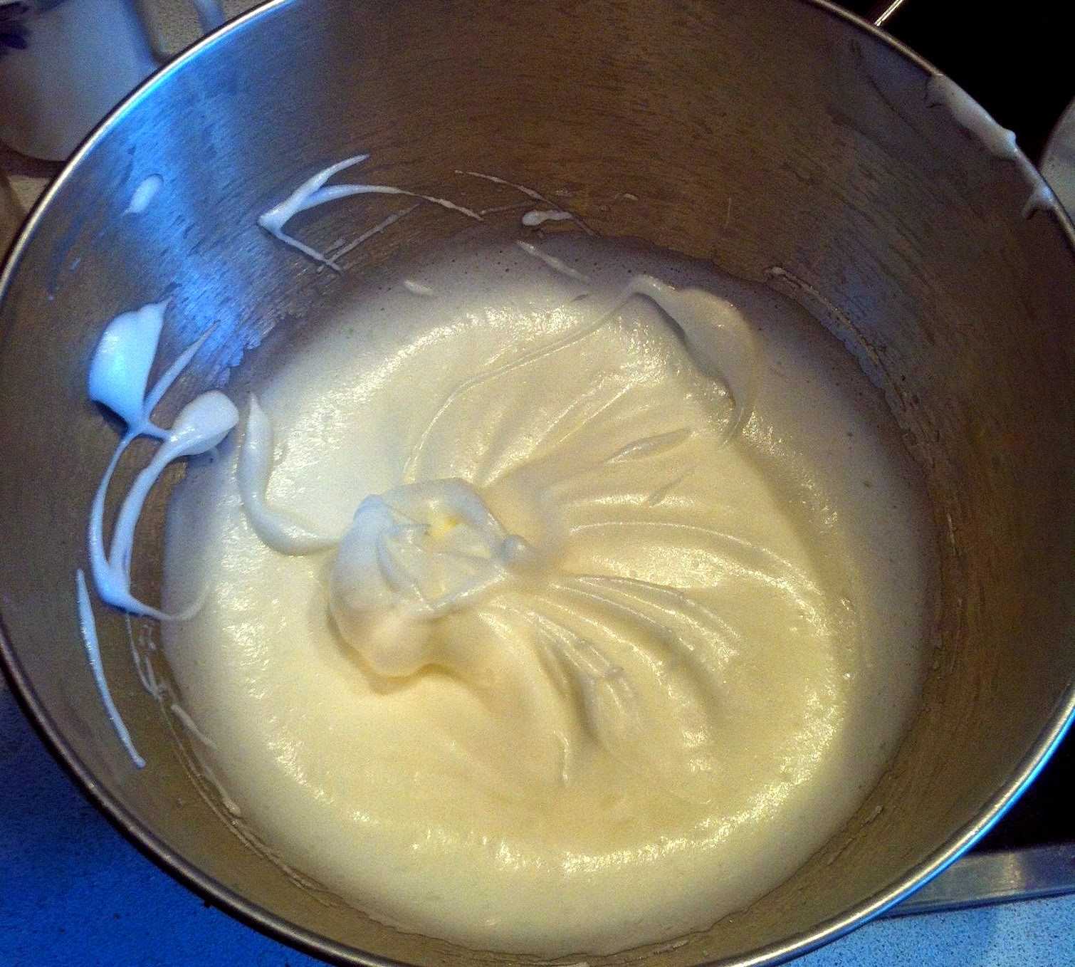 Вкусный и простой белковый крем для украшения торта (с фото и видео)