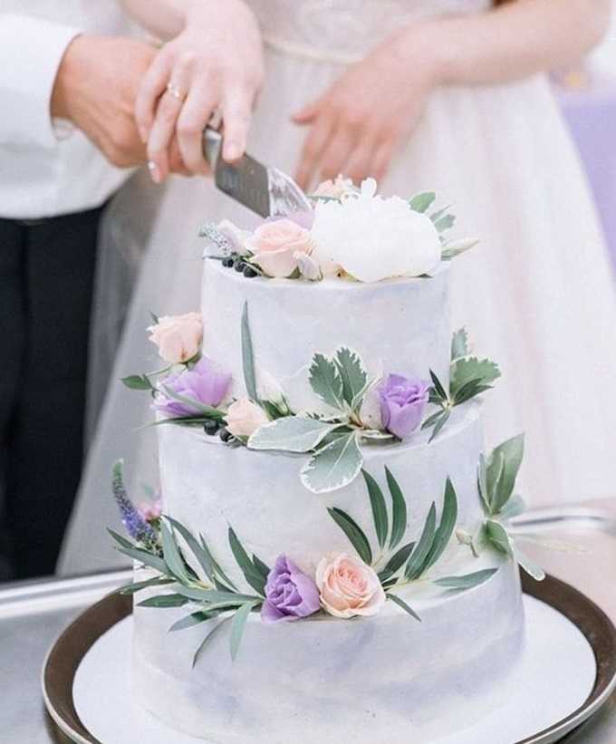 Небольшие свадебные торты подходят для празднования торжества в семейном кругу с самыми близкими Такой торт может быть простым и одновременно элегантным Как выбрать красивый и оригинальный дизайн свадебного тортика: советы по декорированию
