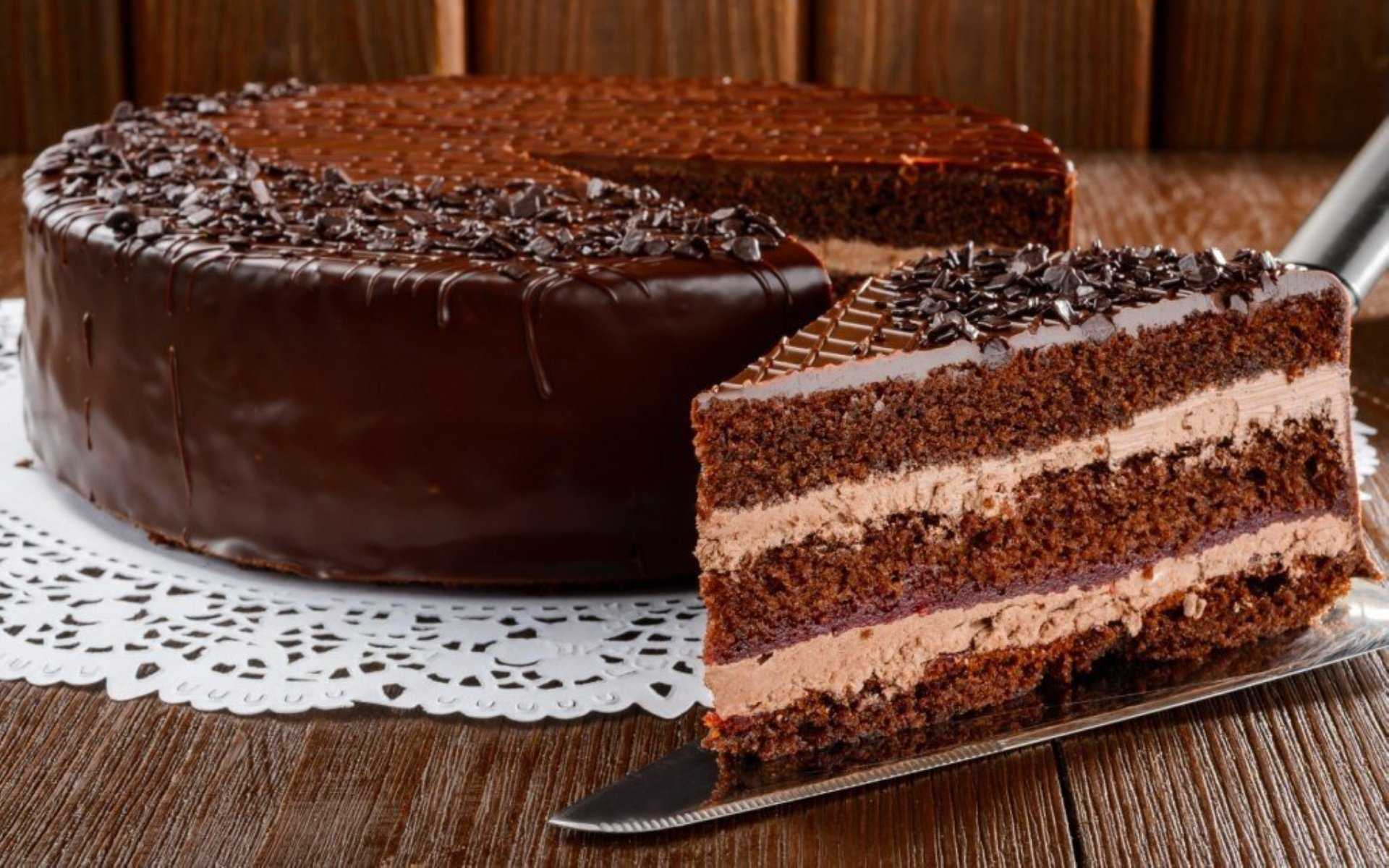 Как приготовить Шоколадный бисквитный торт с вареньем в мультиварке с использованием: мука,сахар,какао-порошок,разрыхлитель Нежнейший шоколадный бисквитный торт с вареньем в мультиварке приготовить можно на раз, два Бисквит получается влажным и не требует