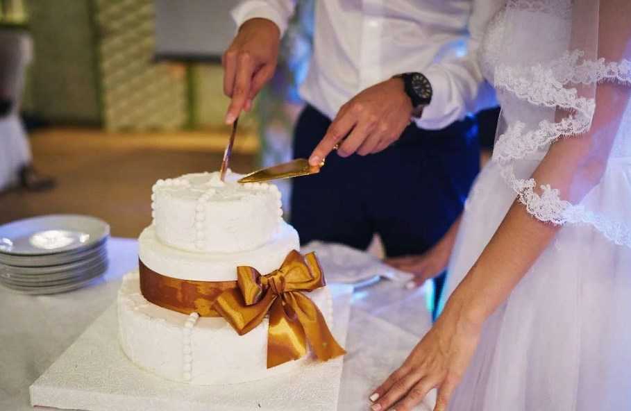 Как на свадьбе продавать торт гостям Продажу первого кусочка торта можно оформить в виде аукциона: кто из гостей предложит больше, тому и достанется самый вкусный и красивый кусок со свадебного торта Идеи сценария для продажи торта на свадьбе