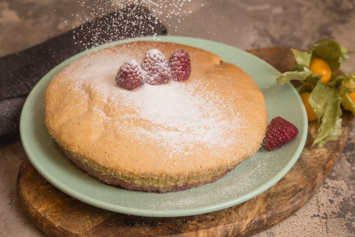 Бисквитный пирог с малиной, простой рецепт с фото.
