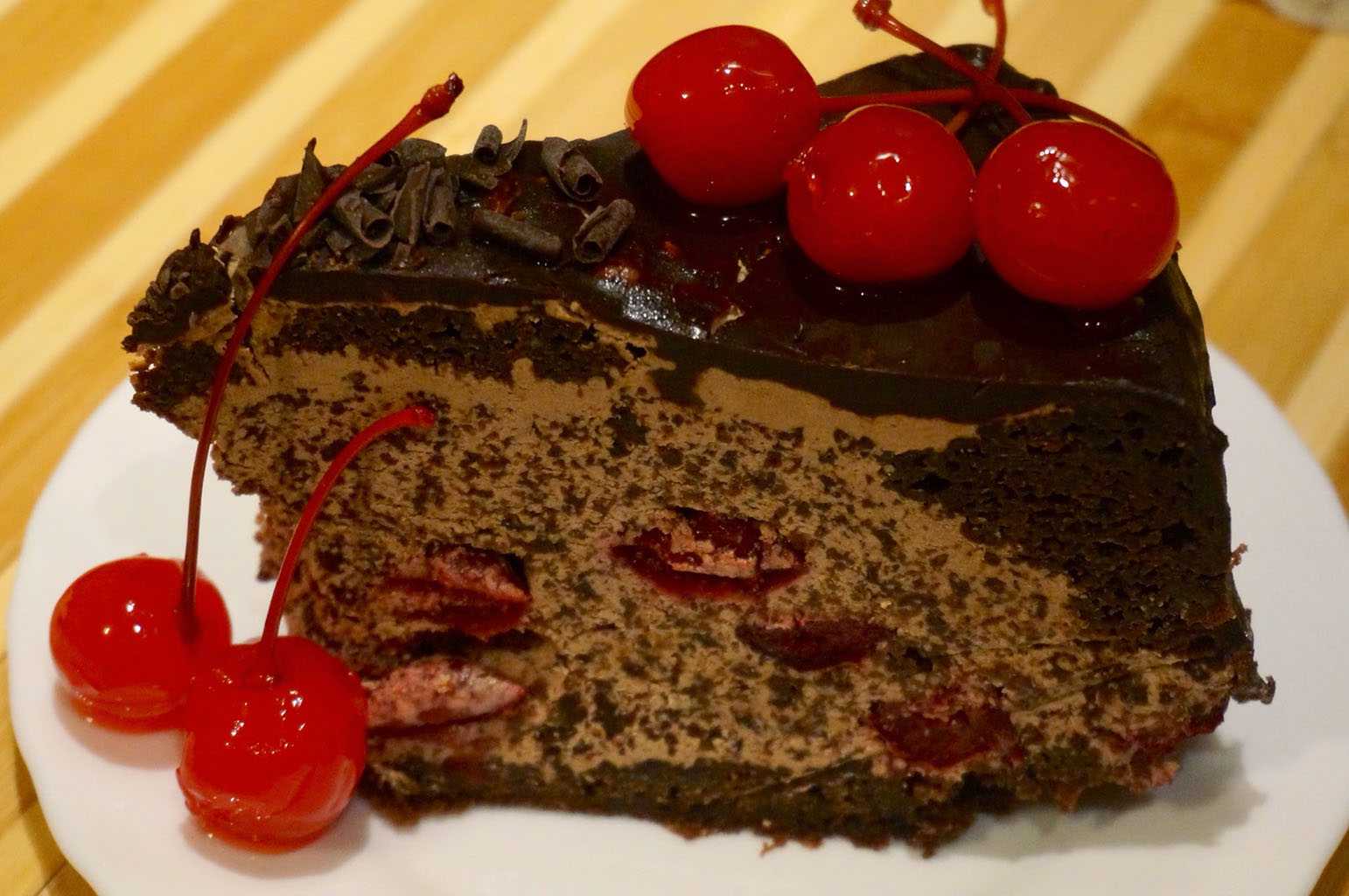 Шоколадный торт с вишней и взбитыми сливками - 15 пошаговых фото в рецепте