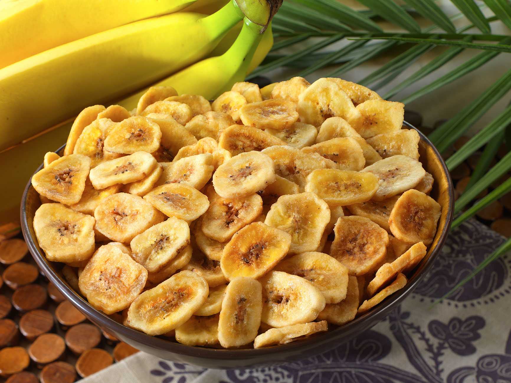 Как сделать хрустящие, вкусные и ароматные банановые чипсы в домашних условиях Все просто: нужны бананы, место для сушки и время