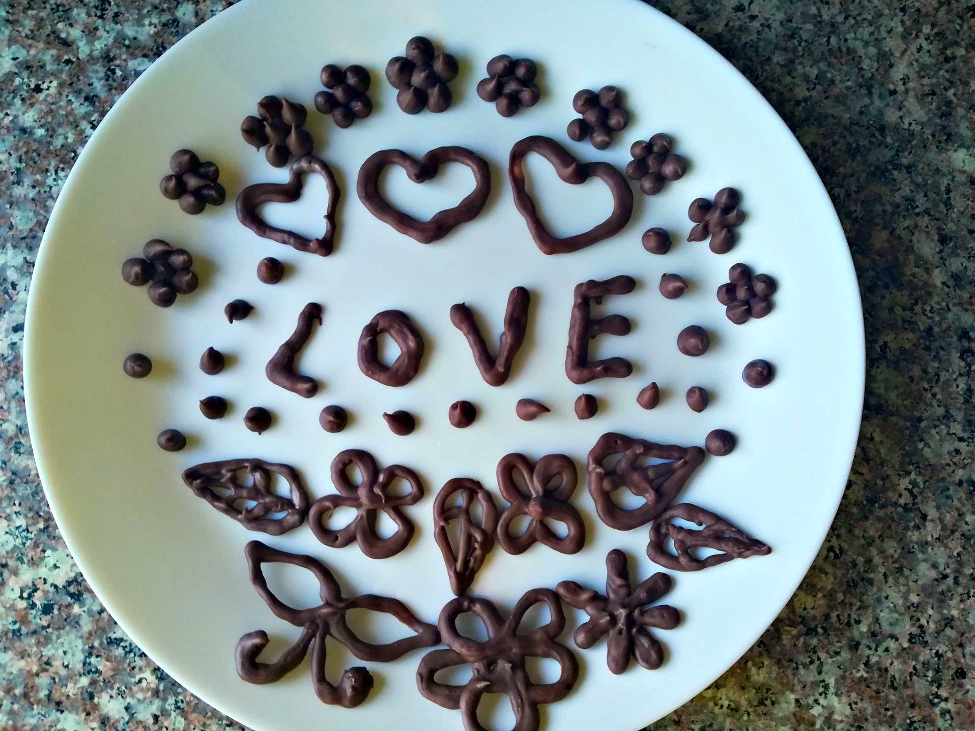 Как сделать надпись на торте шоколадом в домашних условиях, чем написать?