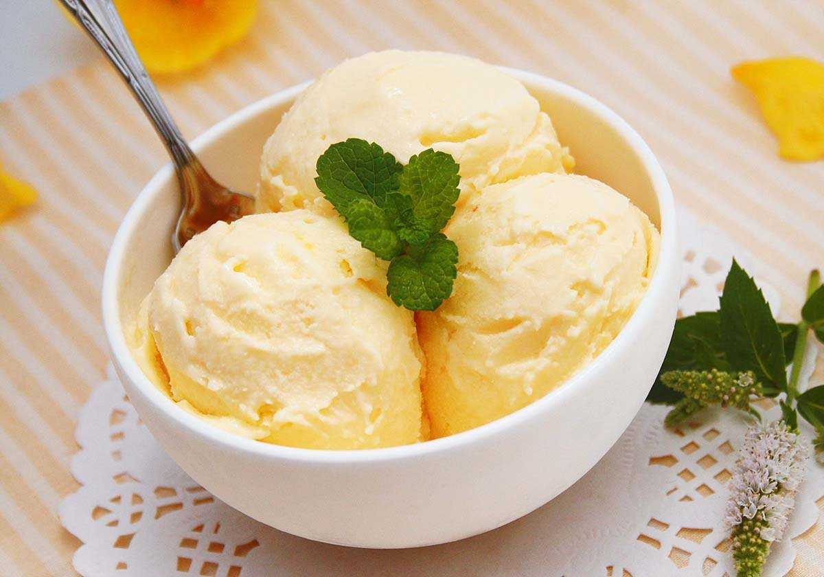 Домашнее мороженое пломбир по классическому рецепту получается просто великолепным – тот самый вкус детства, когда для приготовления этого сладкого лакомства использовались исключительно качественные продукты