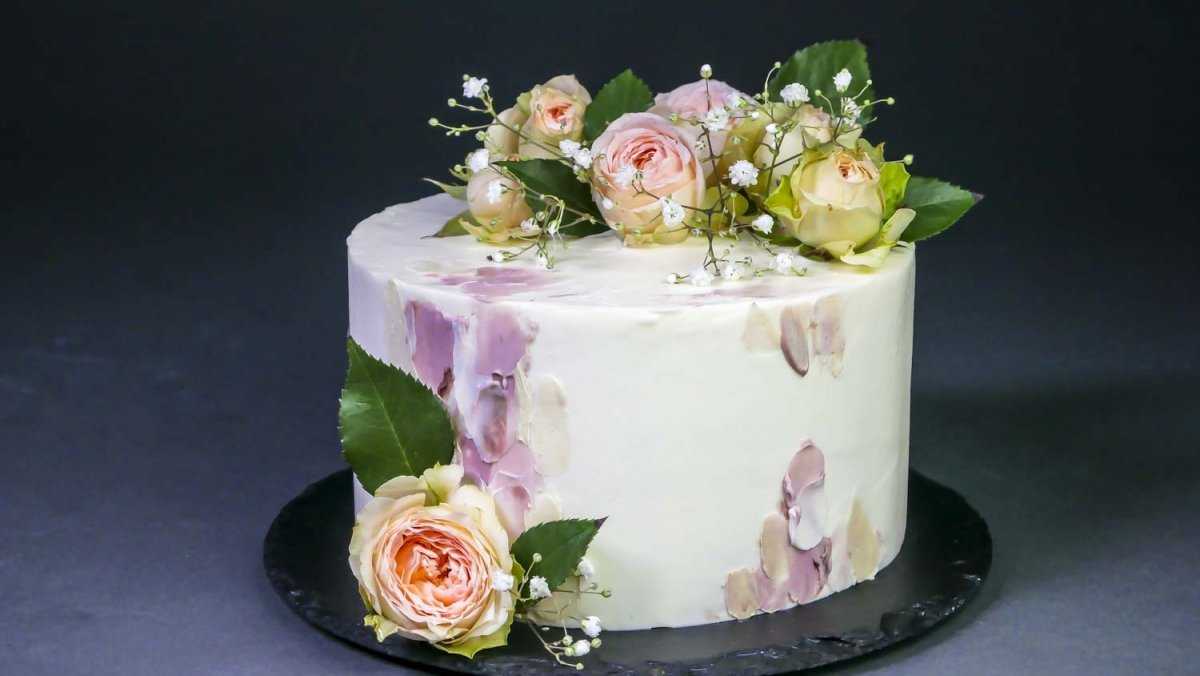 Свадебный торт с живыми цветами? – варианты [2022], фото синих & красных, белых и фиолетовых десертов из мастики или крема
