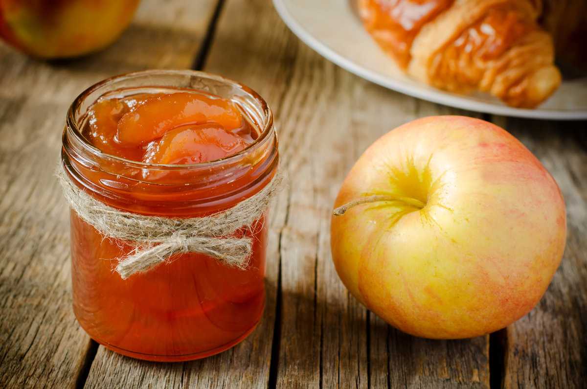 Джем, варенье и компот из яблок - наверняка самые популярные заготовки, которые многие хозяюшки делают в сезон на зиму