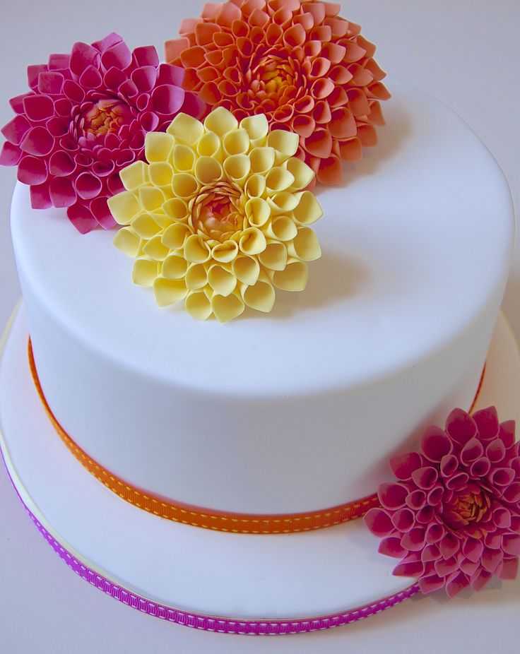 Нежный декор: как сделать вафельные цветы для торта