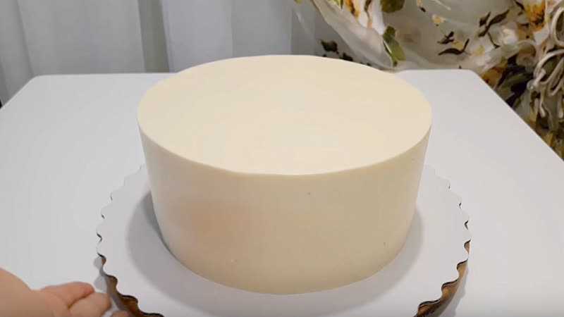 Идеальное выравнивание торта. Крем-чиз для торта для выравнивания. Белый торт крем чиз. Крем для выравнивания торта крем чиз. Выровнять торт кремом чиз.