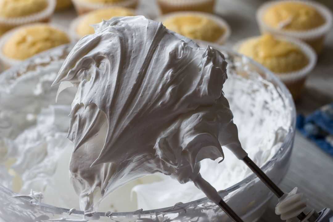 Рецепт приготовления белково заварного крема для украшения торта (с фото)