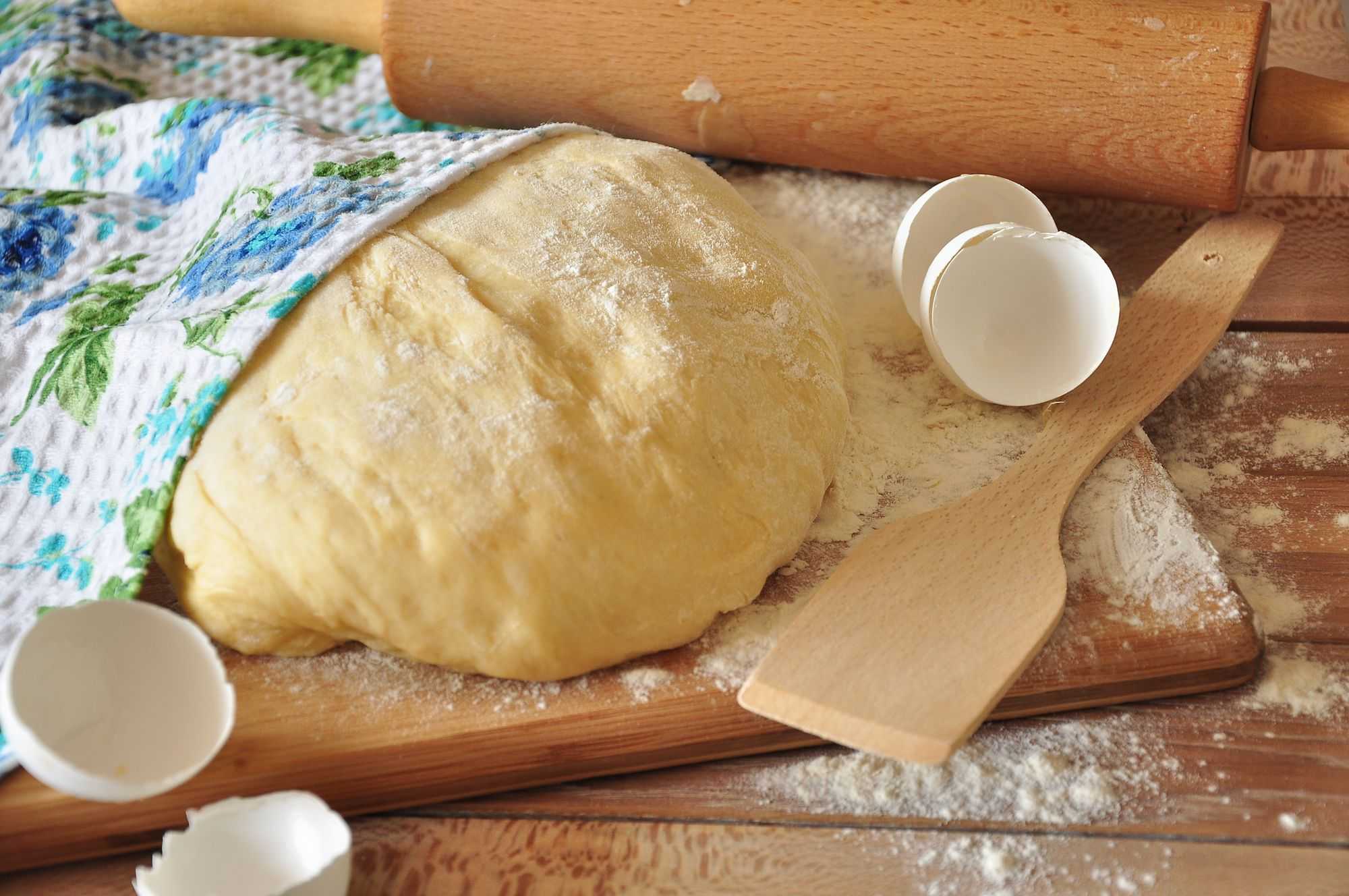 Дрожжевое тесто на кефире — пошаговый рецепт с фото
