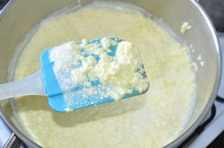 Как сделать творог из прокисшего молока в домашних условиях