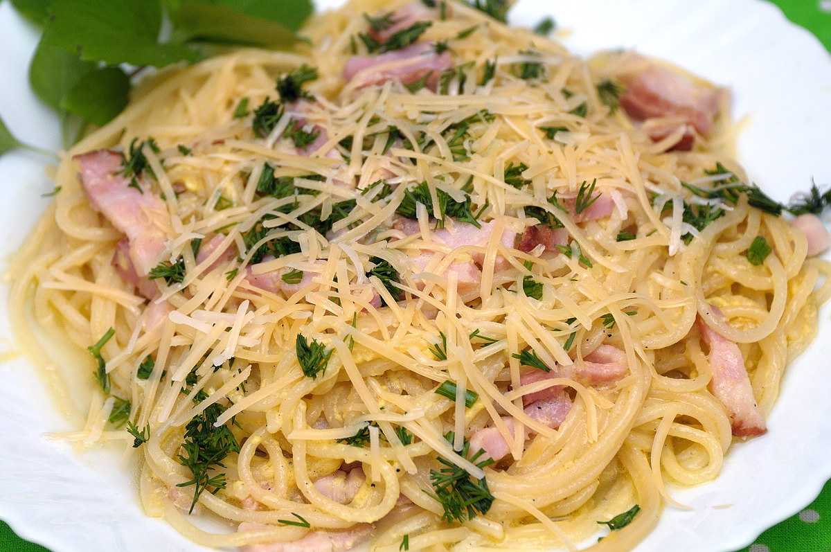 Спагетти карбонара - прекрасный яичный соус, нежно обволакивающий пасту - главное блюдо итальянской кухни