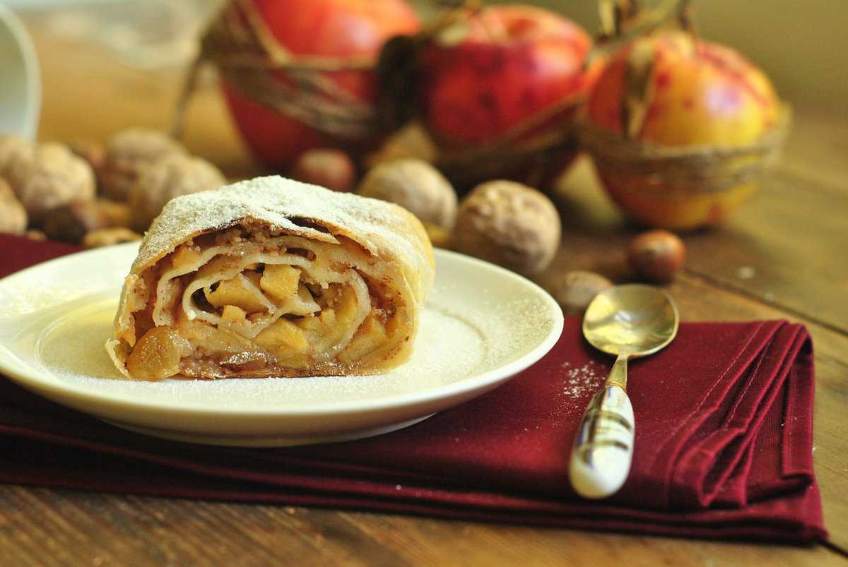 Количество рецептов этого австрийского пирога просто поражает воображение Но все же классический шртудель - это штрудель яблочный Давайте попробуем его приготовить