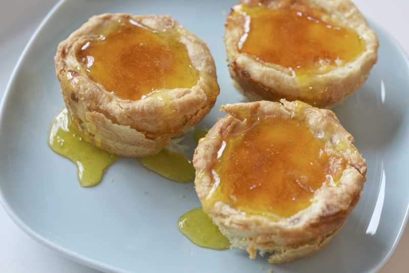 Португальские пирожные – изысканный сладкий десерт, известный во всем мире Джейми Оливер предложил универсальный и невероятно простой способ приготовления этого чудесного лакомства