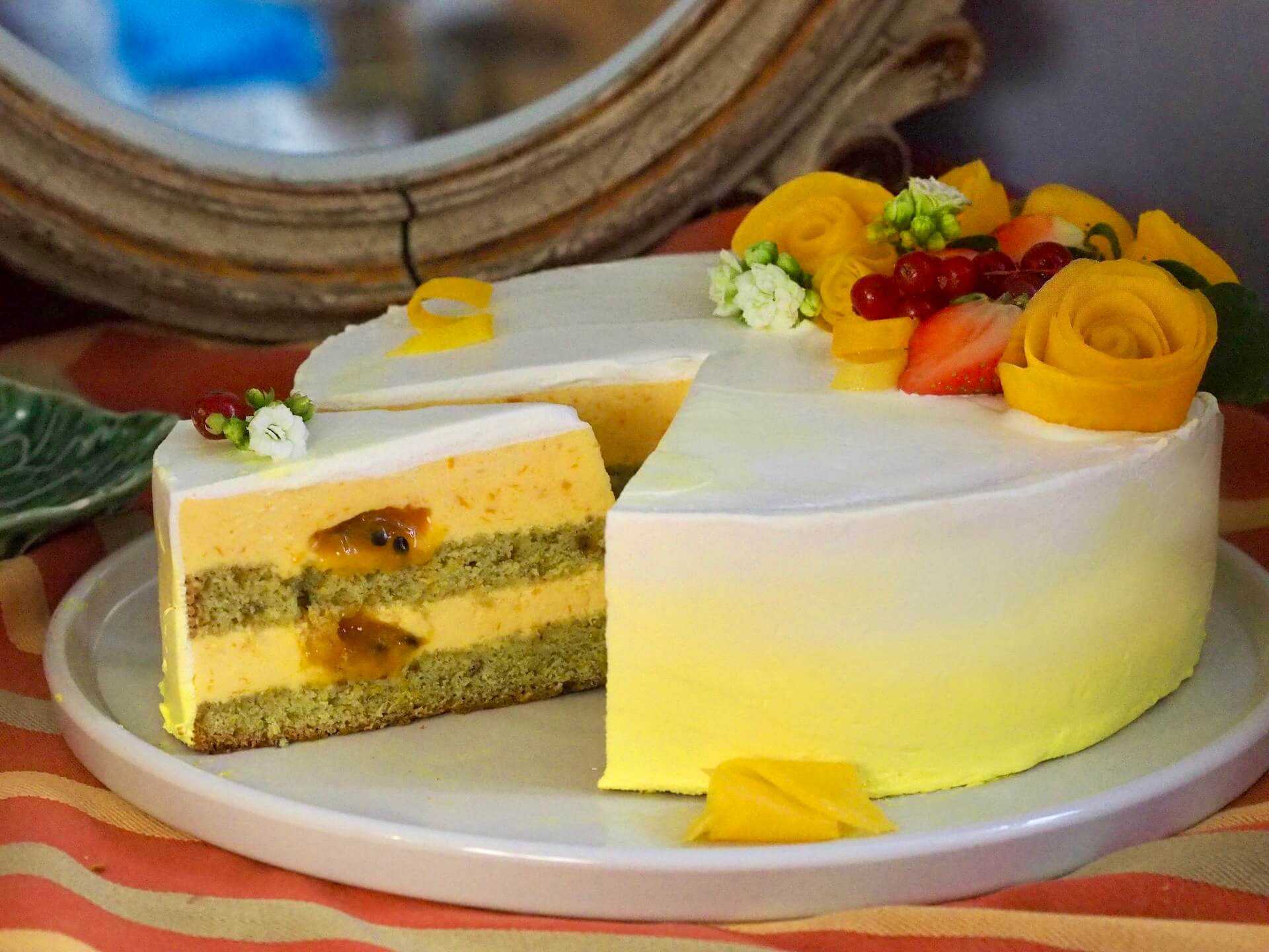 Муссовый торт с зеркальной глазурью: 4 сладких рецепта