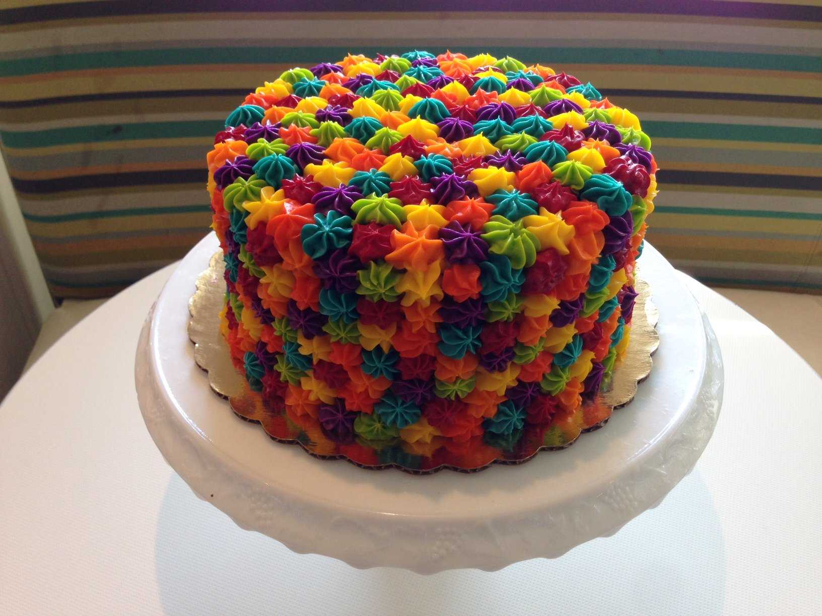 Торт на день рождения сделать своими руками. Необычные торты. Необычное украшение торта. Украшение тортов для детей. Красивый яркий торт.