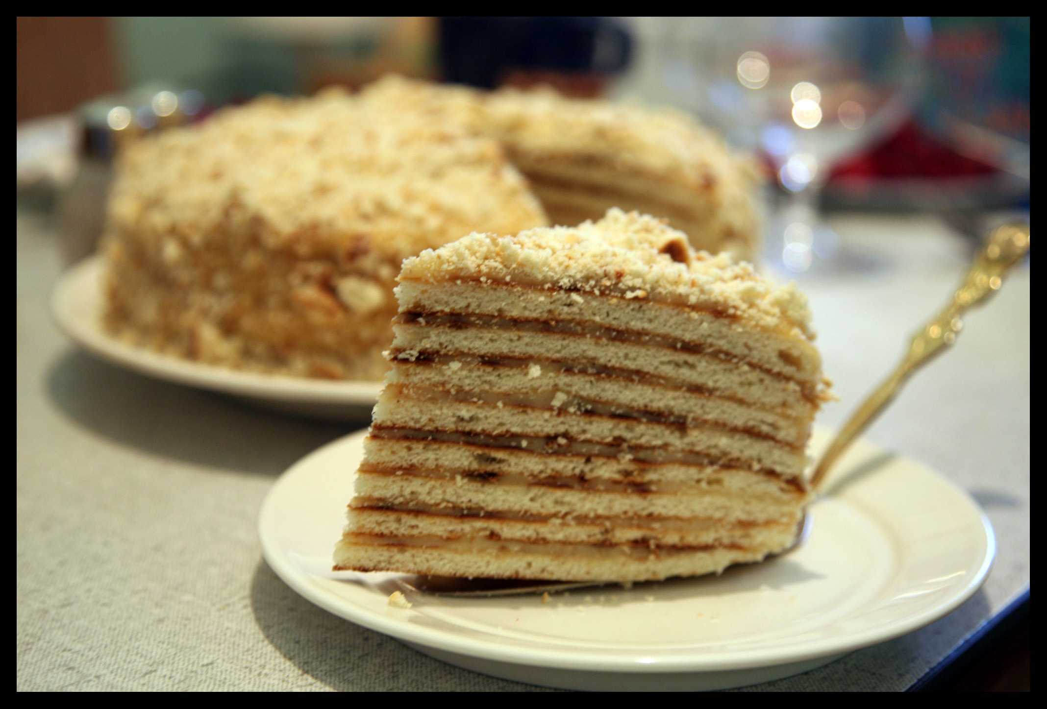 Простые и вкусные коржи для торта на сковороде: рецепты, особенности приготовления :: syl.ru