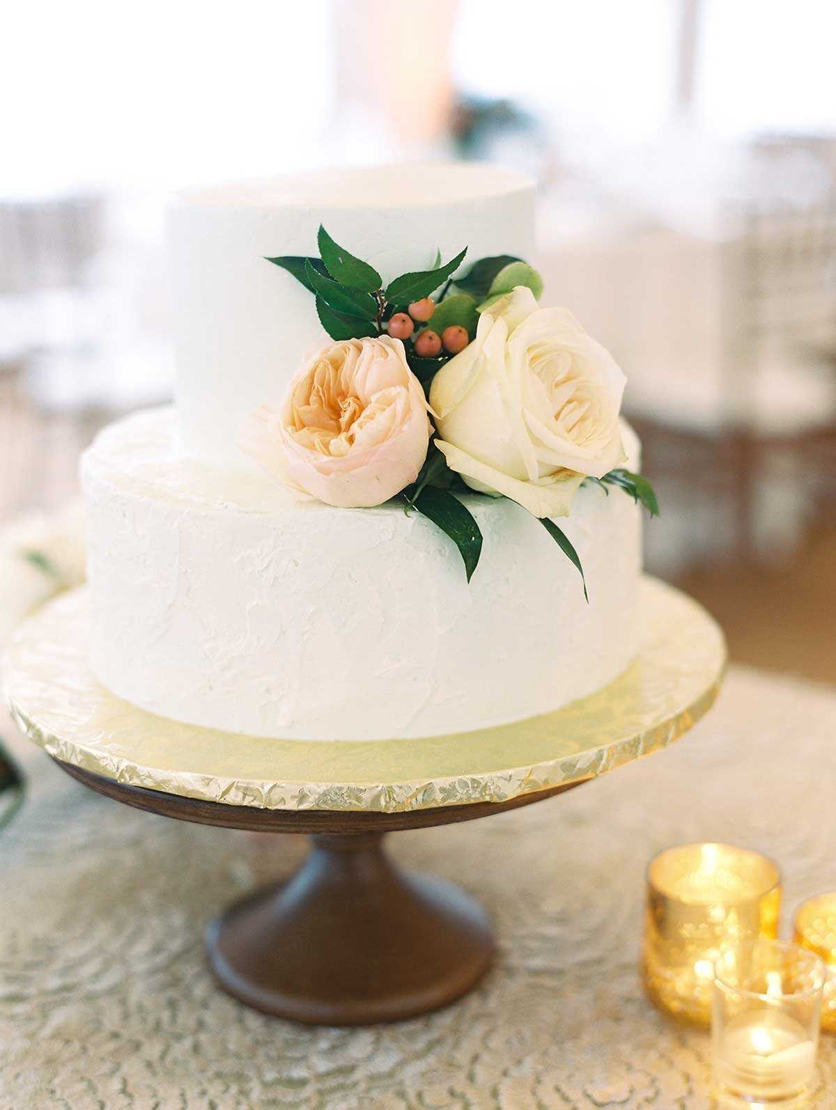 Одноярусные свадебные торты подойдут для торжества с небольшим количеством гостей Как выбрать красивый декор торта в один ярус Классические и оригинальные варианты дизайна в фотографиях