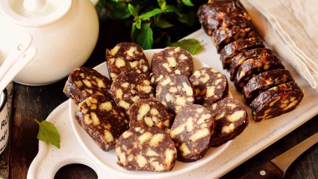 Шоколадная колбаса из печенья: пошаговый рецепт. варианты шоколадной колбасы из печенья с орехами, изюмом, ликером