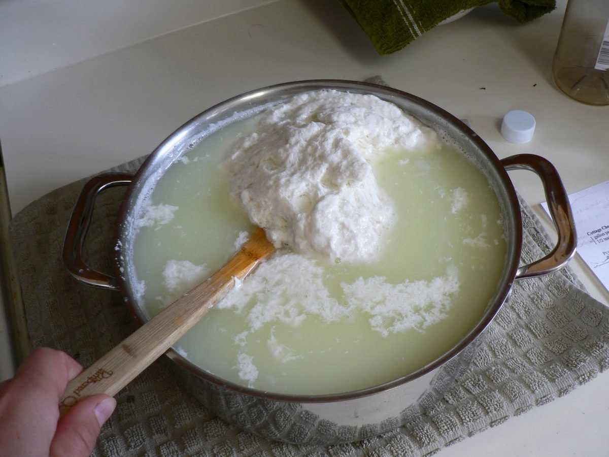 Вариантов приготовления домашнего творога существует немало, но сегодня будем делать его на основе кислого молока путем замораживания