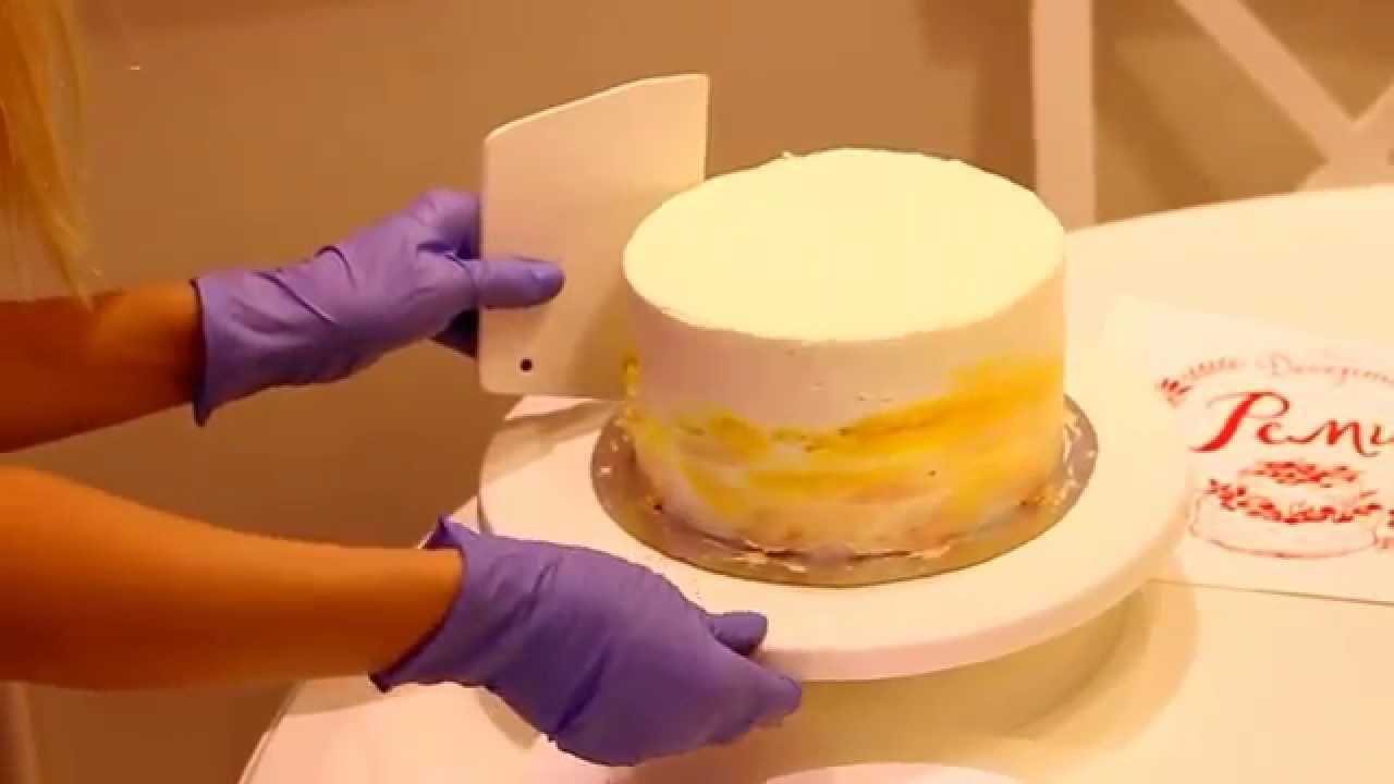 Выравнивание и украшение торта кремом чиз. Выровнять торт кремом чиз. Крем-чиз для торта для выравнивания. Торт с кремом крем чиз. Крем-чиз для торта на сливках для прослаивания.