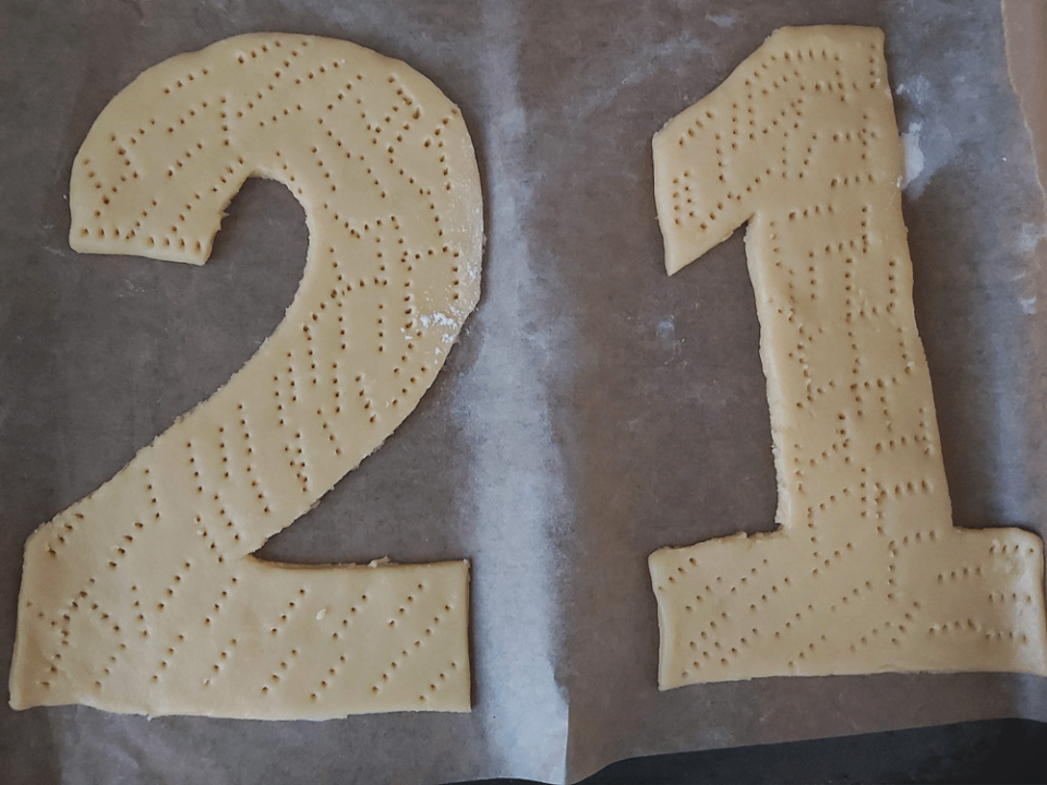 Торт цифра 2 варианта исполнения — с медовыми и бисквитными коржами