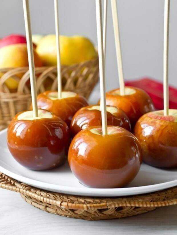 Яблоки в карамели: лучшие рецепты. как сделать яблоко, запеченное в карамели в домашних условиях на палочке, целые, кусочками, дольками, с орехами, арахисом, корицей, из ирисок, в красной карамели: рецепт