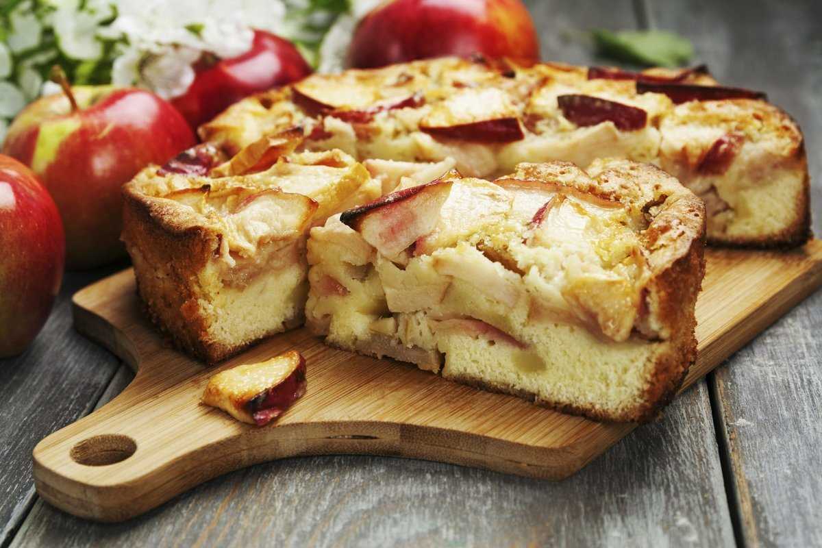 Как приготовить воздушную яблочную шарлотку в духовке - пошаговые рецепты с фото