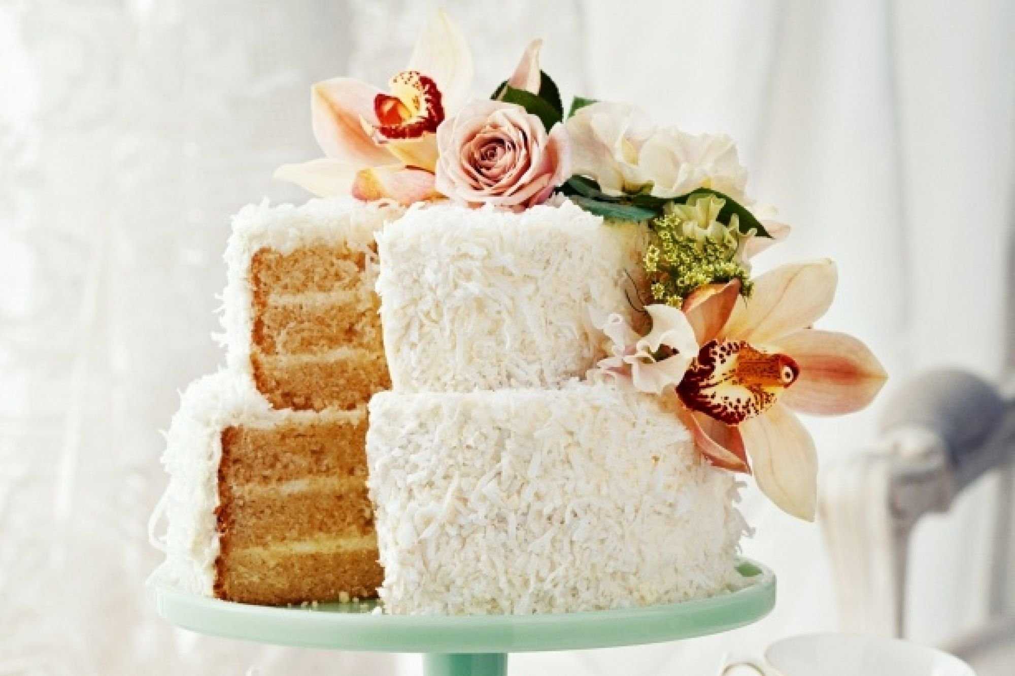 Как украсить свадебный торт своими руками?