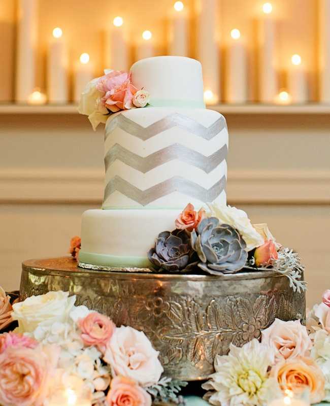 Форма и виды свадебных тортов. как украсить свадебный торт фигурками, фруктами, шоколадом и живыми цветами?