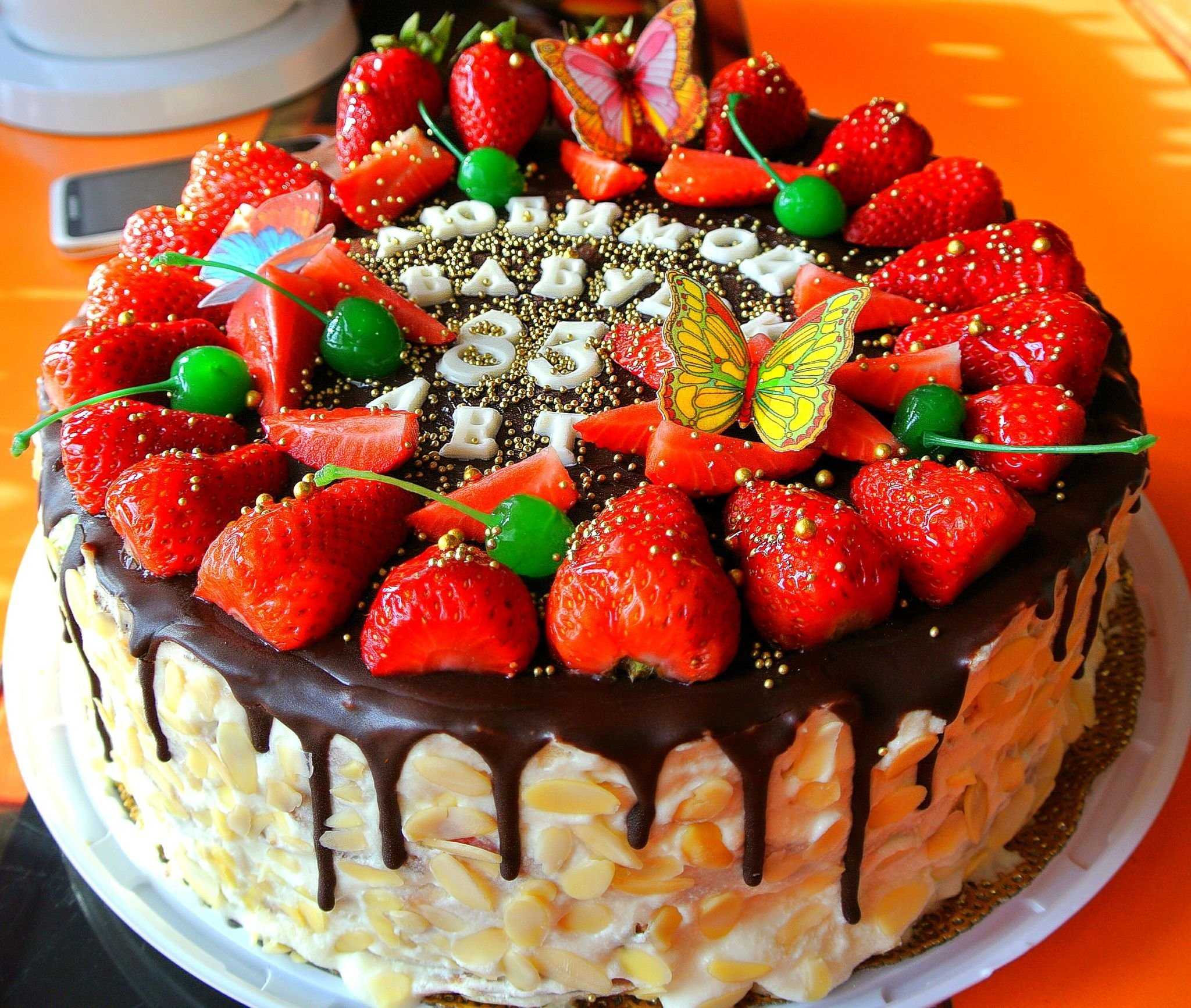 Торт со взбитыми сливками- рецепты с фруктами и шоколадом