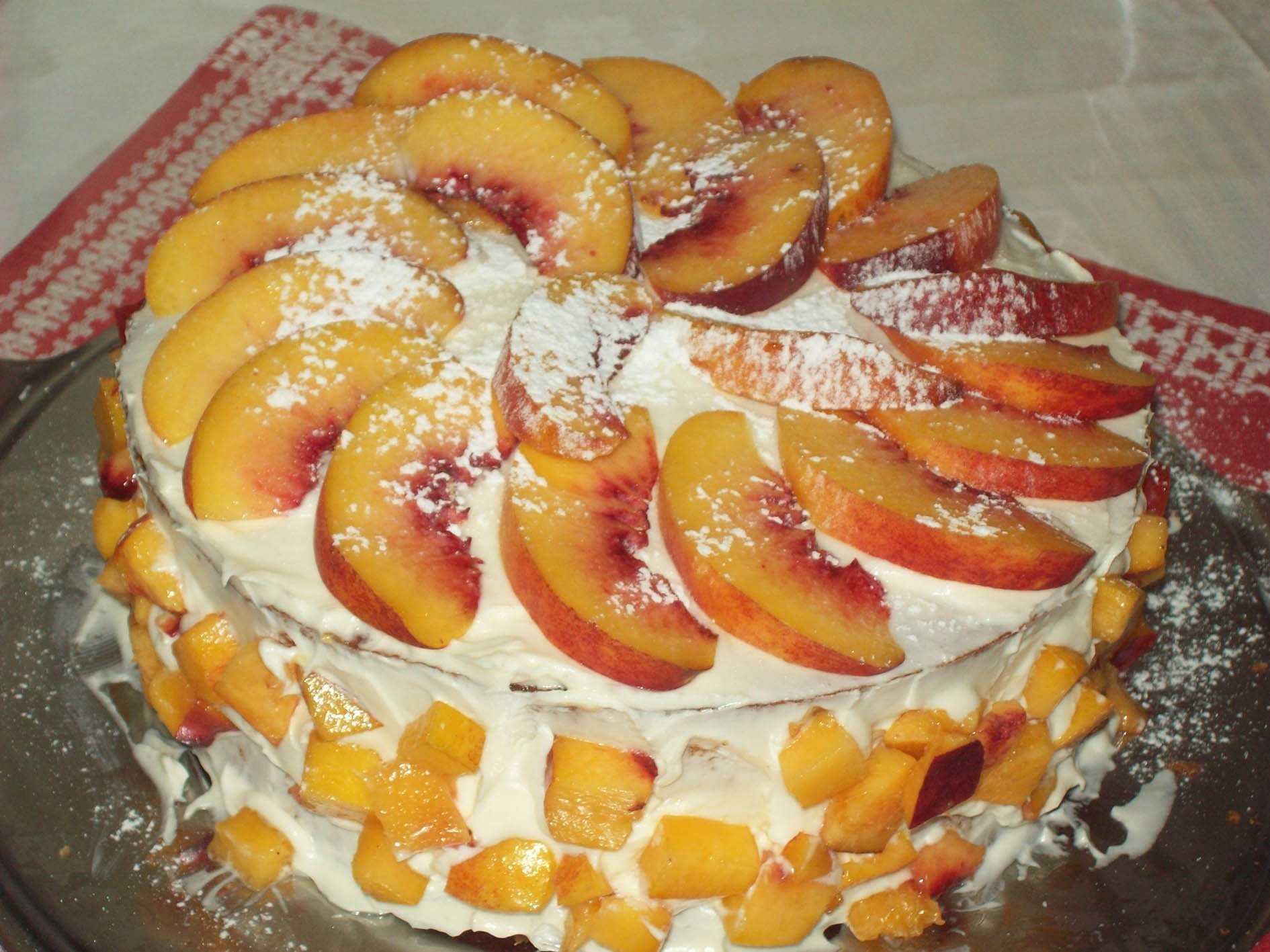 Персиковая вкусняшка: готовим бисквитный тортик с кусочками персиков