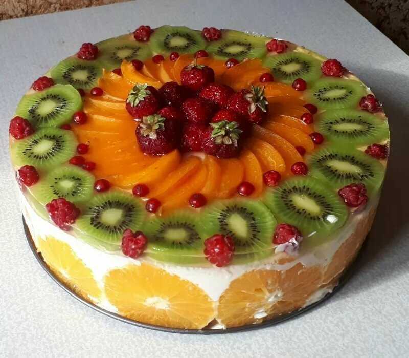 Бисквитный торт с фруктами и сливками