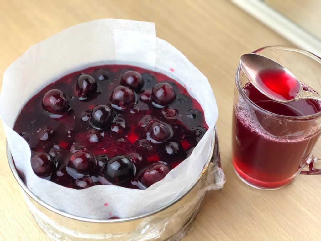 Если вы не знаете, как приготовить вишневое желе в домашних условиях, а покупать магазинные сладости не хотите и правильно, этот простой рецепт десерта поможет вам