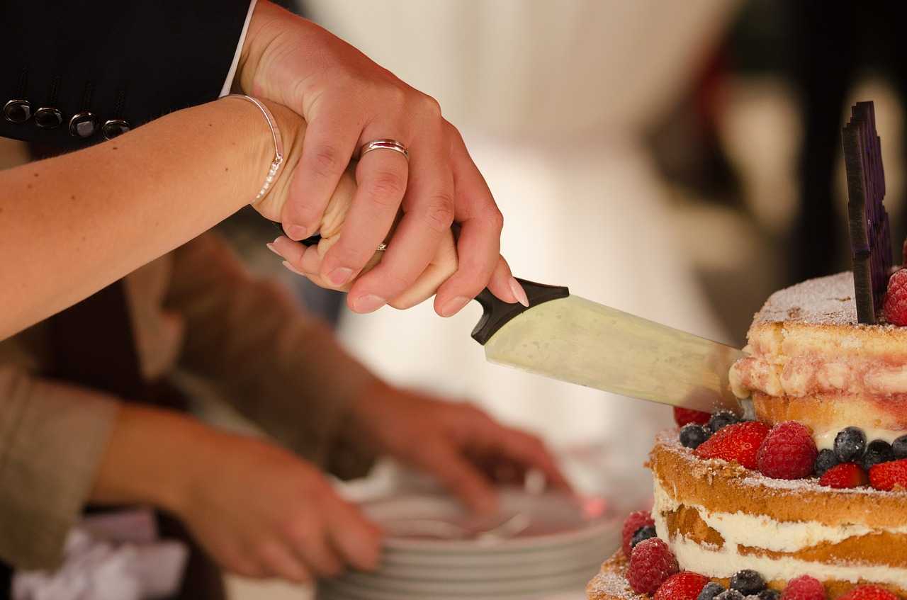 Секреты свадебного торта: символ сладкой жизни, украшение свадебного стола или же обыкновенное кондитерское «чудо»?