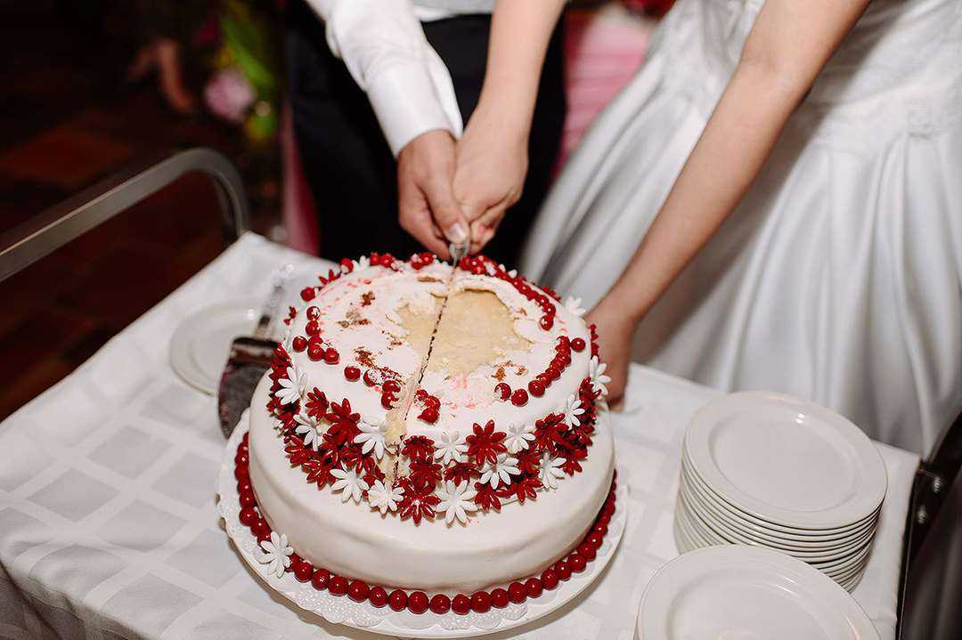 Вынос свадебного торта, оригинальные варианты подачи