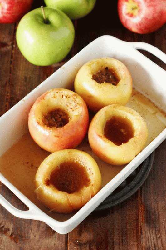 Можно печеные. Яблоки в духовке. Печёные яблоки в духовке. Яблоки с медом в духовке. Печёные яблоки в духовке с мёдом.