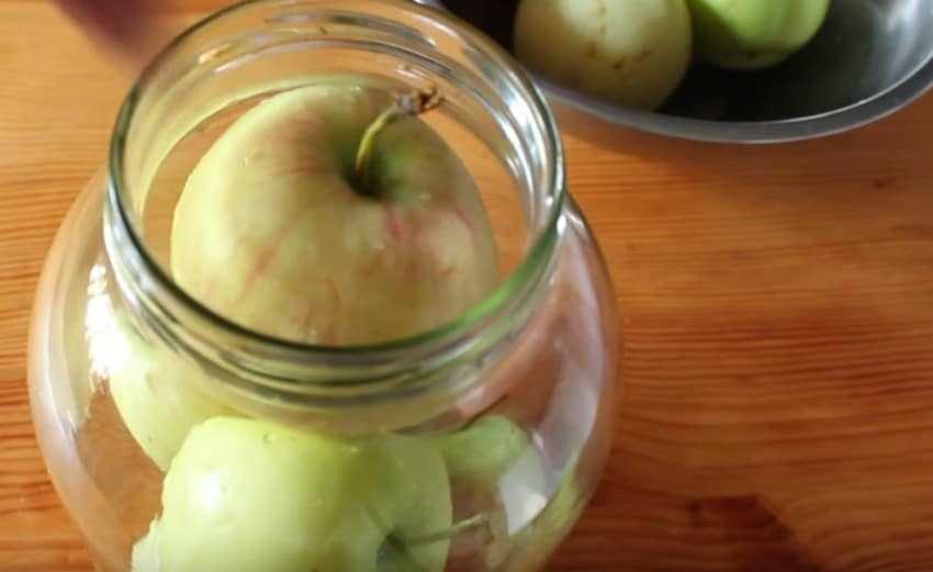 Шарлотка с яблоками в духовке: 5 простых пошаговых рецептов