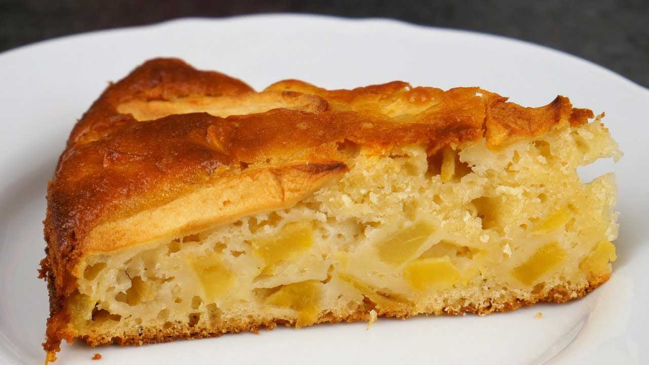 Простой пирог на кефир и с яблоками