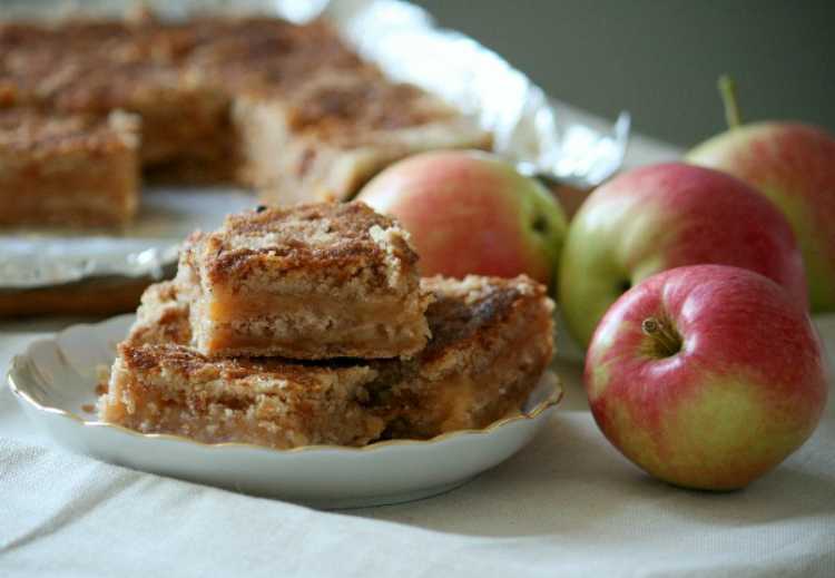 Шарлотка с яблоками в духовке: 5 простых пошаговых рецептов